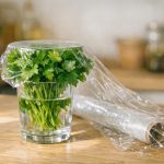 découvrez nos astuces simples et efficaces pour conserver du persil frais plus longtemps et profiter de toute sa saveur au quotidien.