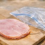 découvrez si le jambon blanc peut être congelé, comment le faire correctement et les meilleures pratiques pour conserver sa saveur et sa texture.