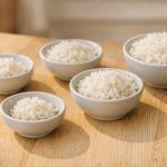découvrez la quantité idéale de riz à prévoir par personne pour accompagner vos plats et éviter le gaspillage.